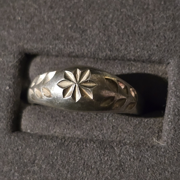 Hand Engraved Ring - Picture 4 of 4
